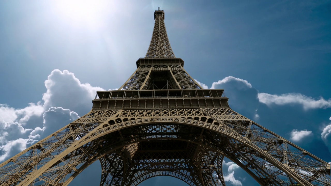 4k时间间隔:法国巴黎的埃菲尔铁塔和移动的云视频下载