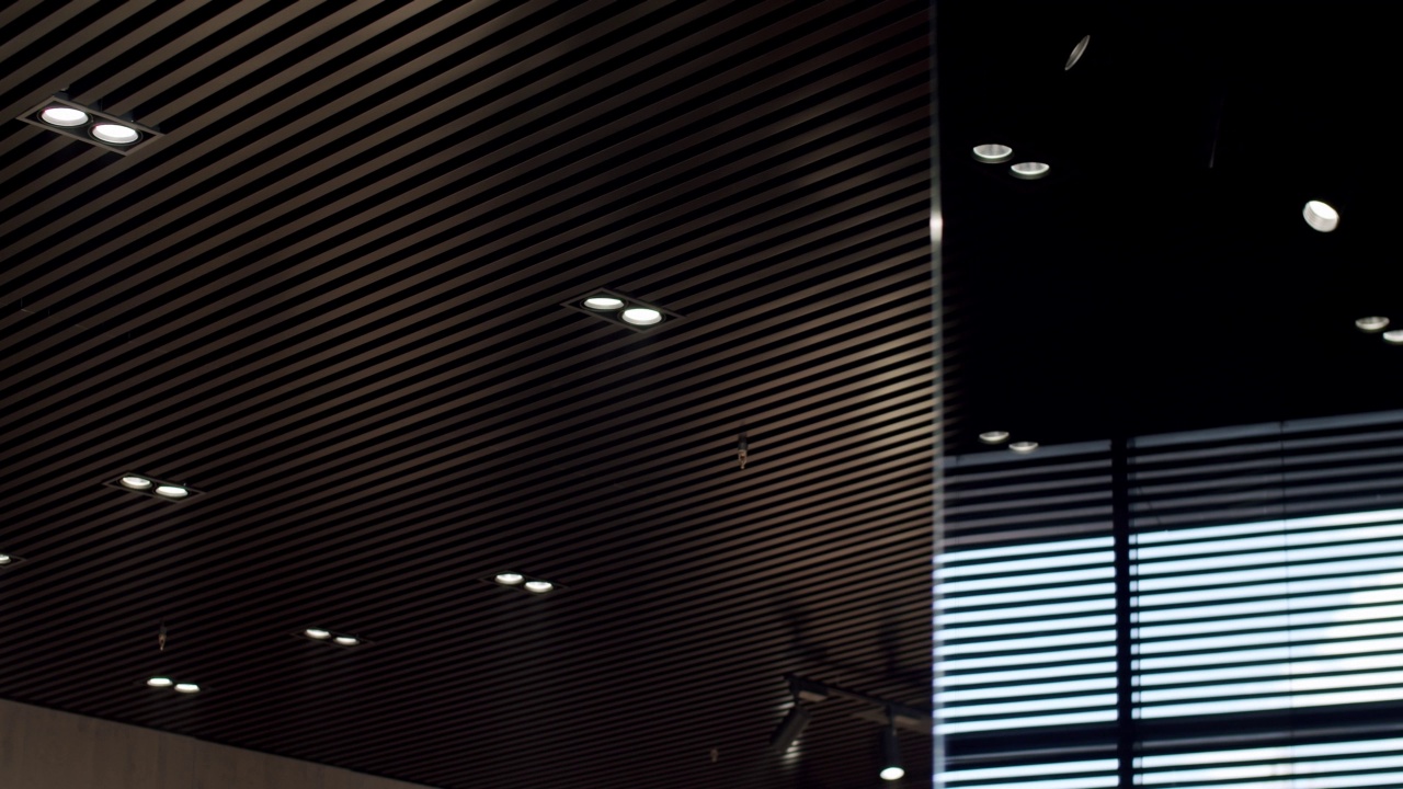黑色圆形极简主义顶灯在现代室内与黑色木线视频素材