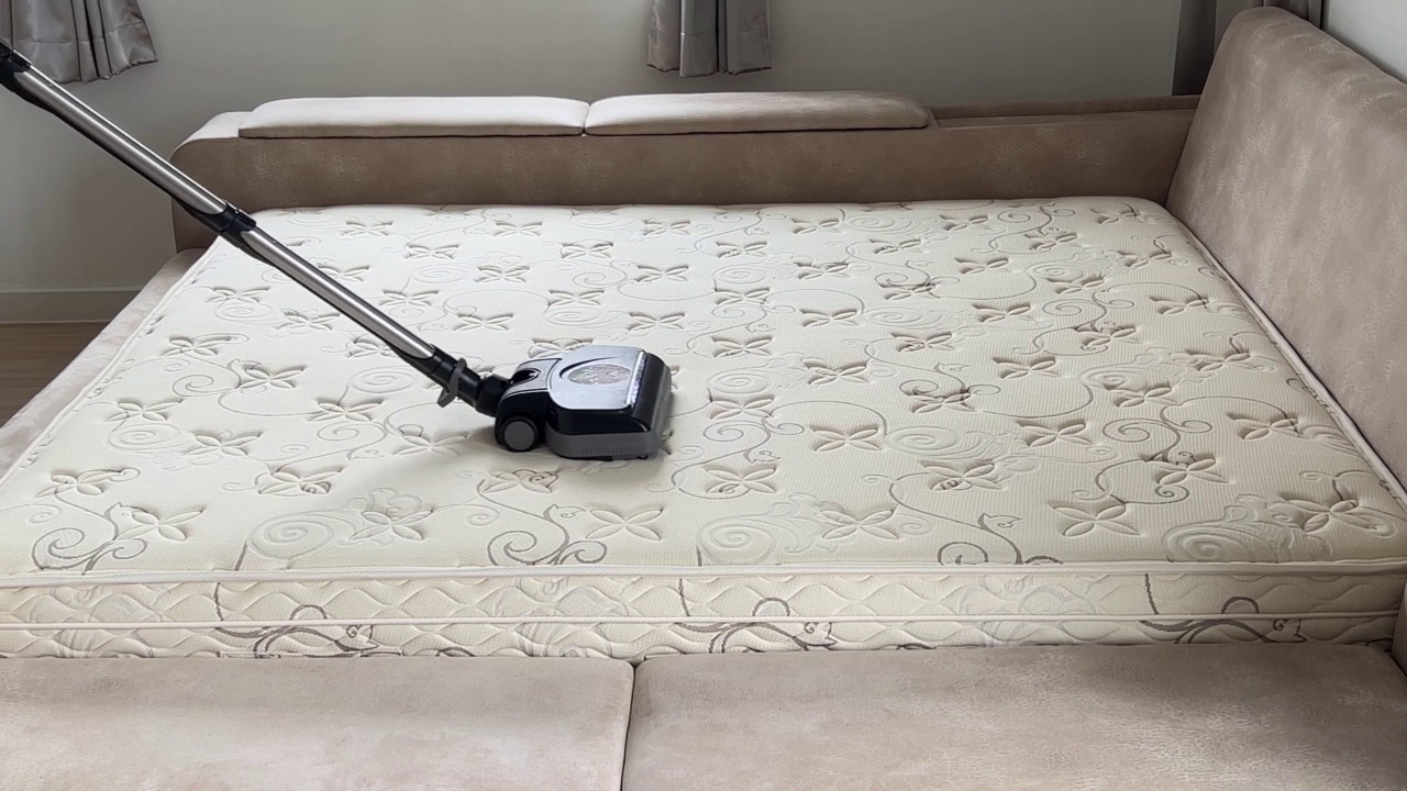 泰国巴吞他尼—2022年9月27日:NCS(自然清洁系统)的专业人员正在使用工业真空吸尘器清洁和清除卧室床垫上的尘螨。视频素材
