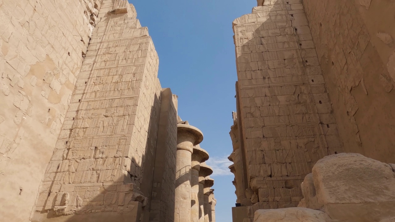 在埃及卡纳克神庙建筑群，仰望刻有雕刻的砂岩墙视频素材