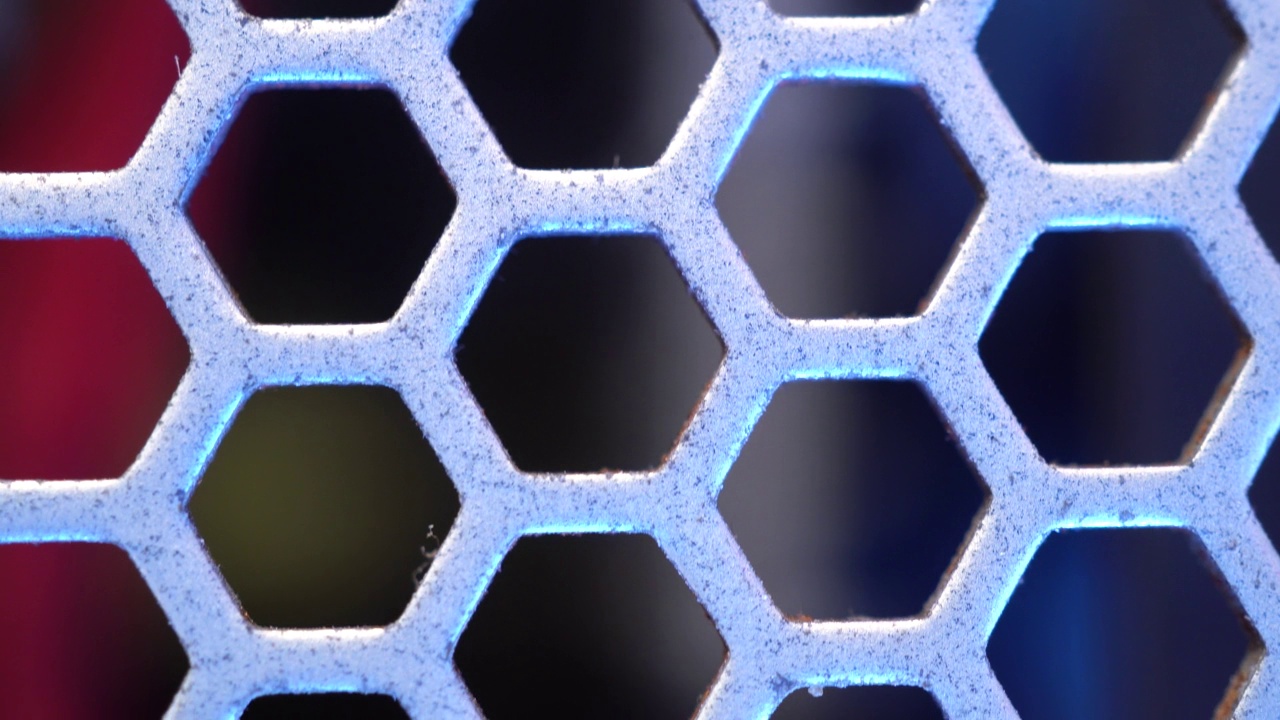 六边形金属晶格的幻灯片。个人电脑电源单元的缓慢特写。视频素材