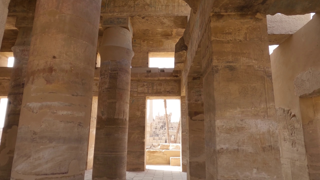 从埃及卡纳克神庙的砂岩柱中看视频素材