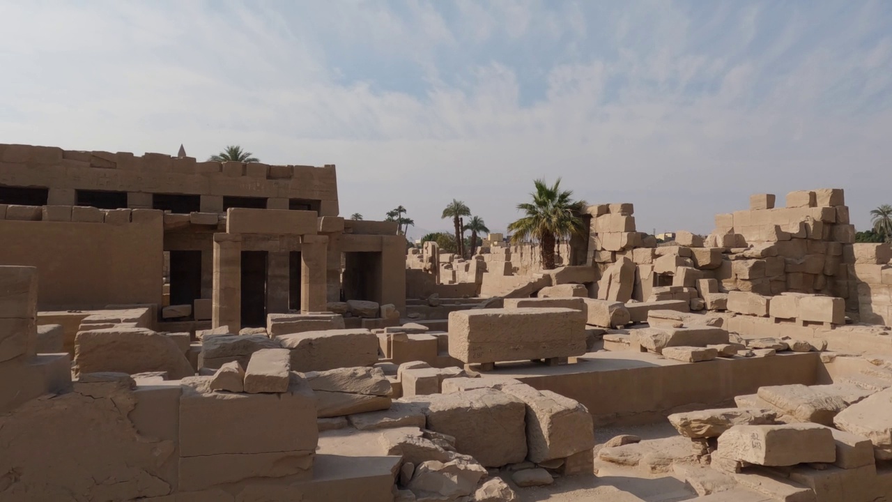 在埃及卡纳克神庙建筑群的砂岩块上，向左转的视角视频素材