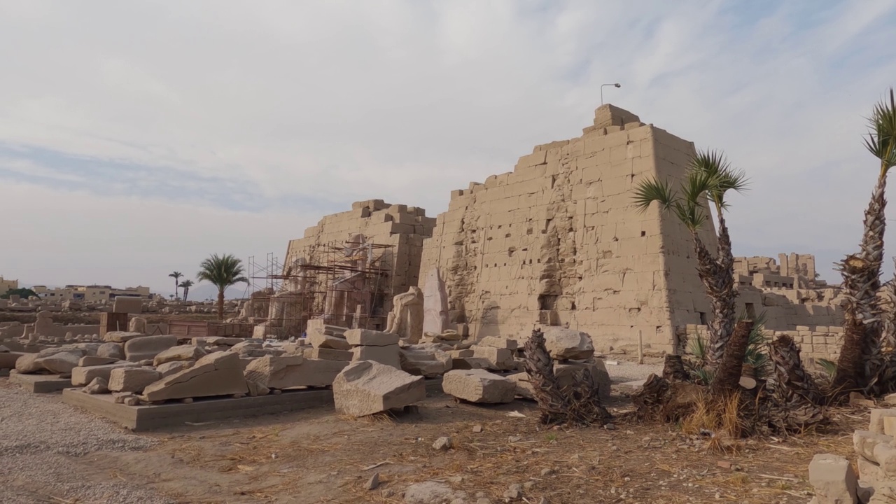 埃及卢克索的卡纳克神庙。著名的地标遗迹和棕榈树。视频素材