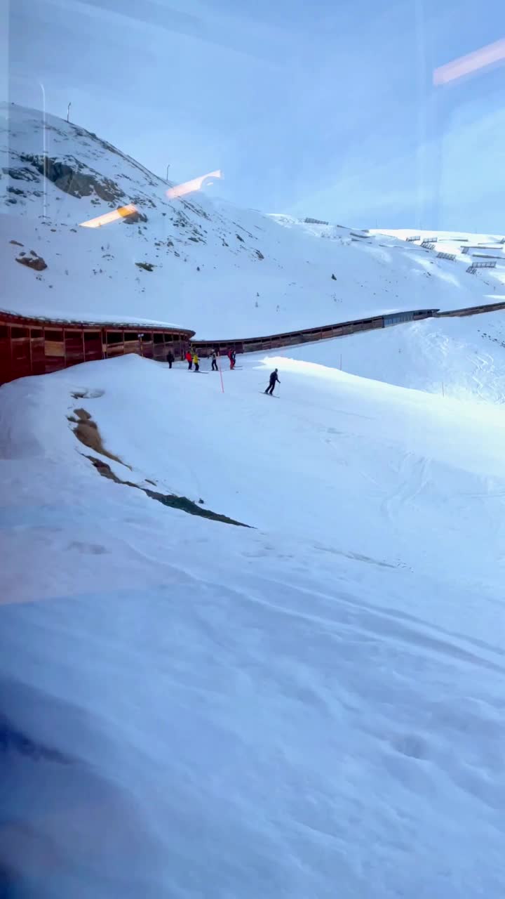 去采尔马特的火车路线上的滑雪场视频素材