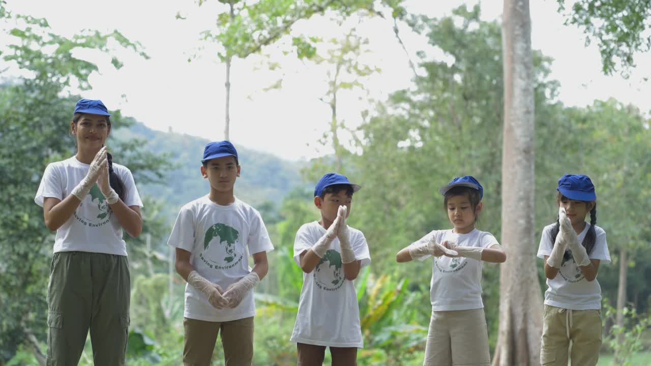 快乐的儿童和教师，志愿者环境视频素材