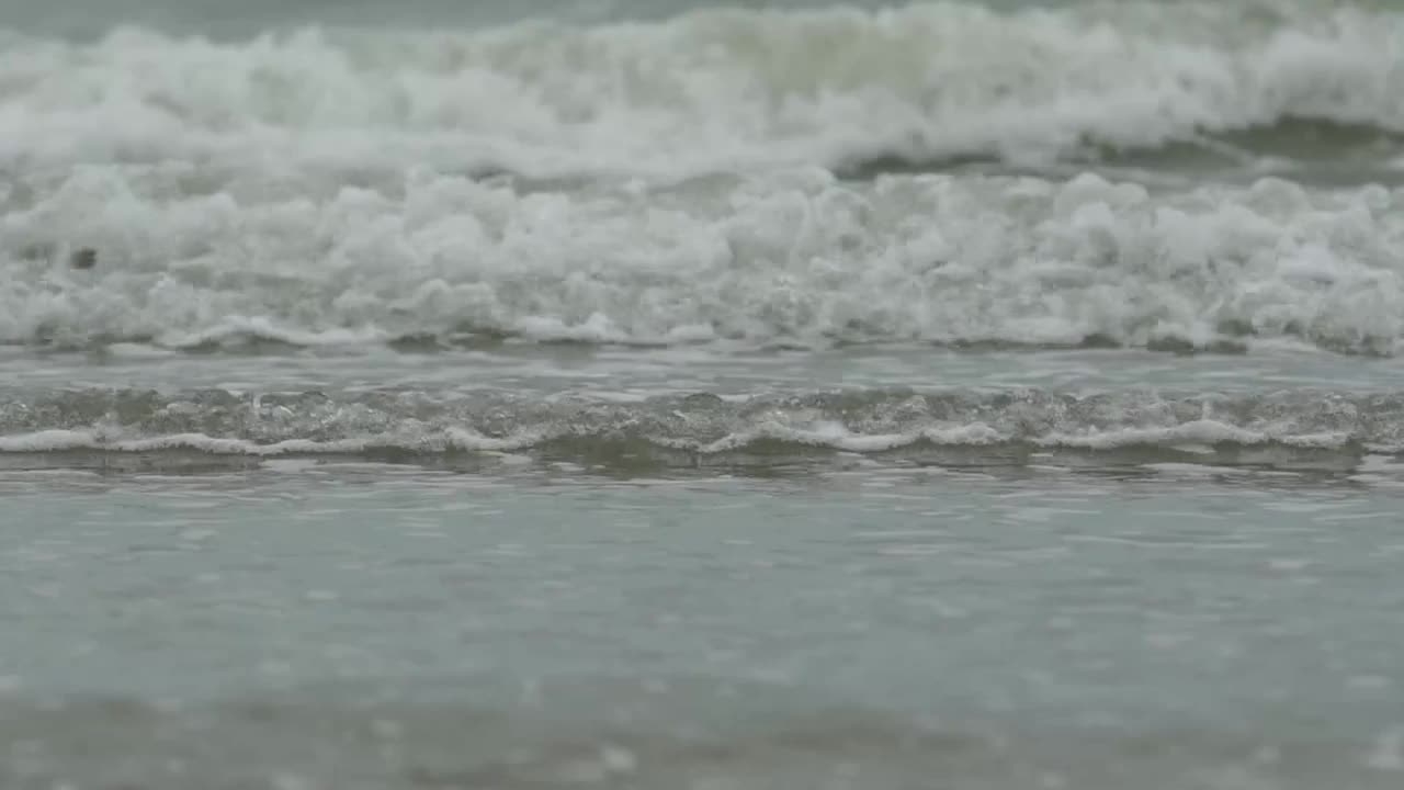慢动作，海浪沙滩。视频素材