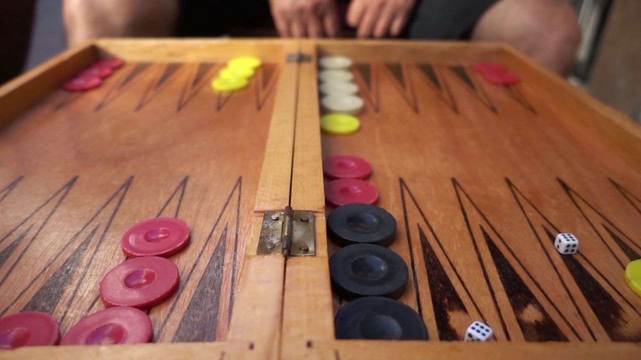 玩家在西洋双陆棋桌上掷骰子视频素材