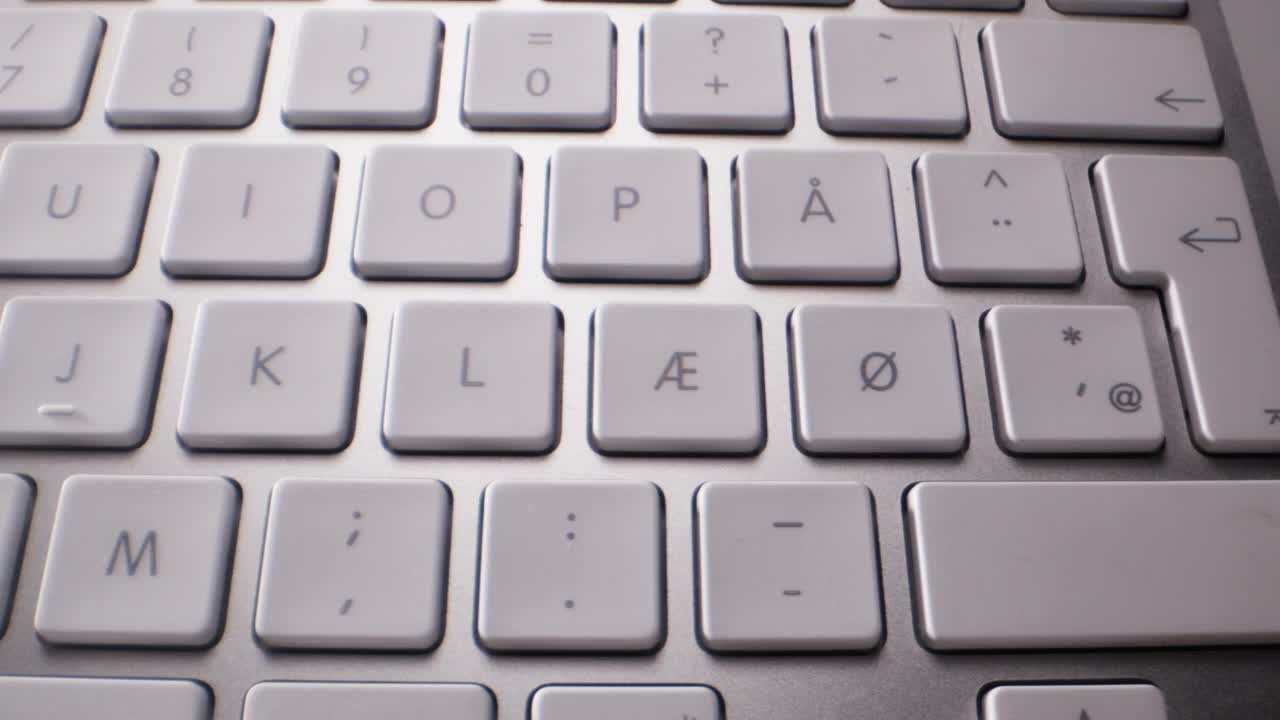 无线白色和银色键盘的按键特写视频素材