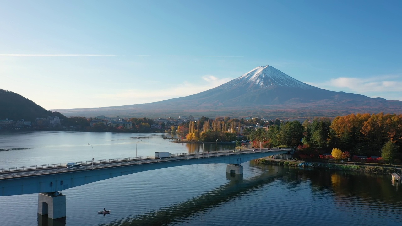 无人机鸟瞰富士山和川口湖桥的4k视频视频下载