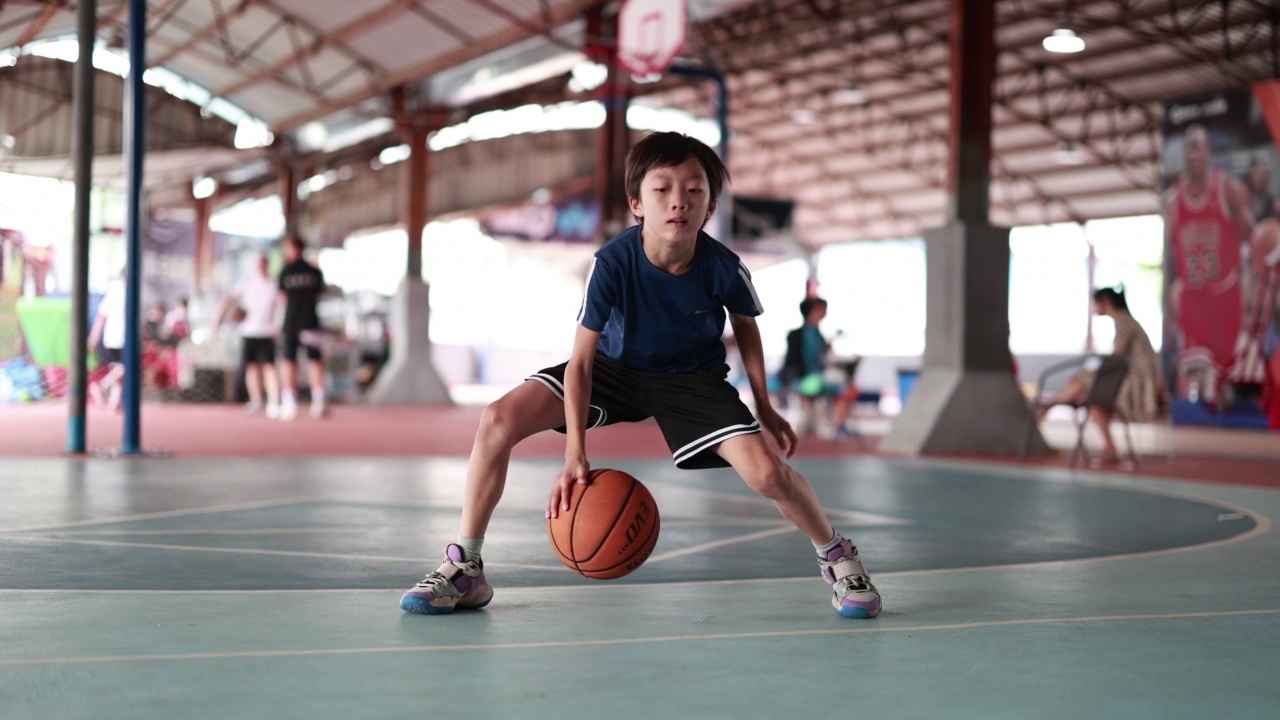 小男孩在打篮球视频下载