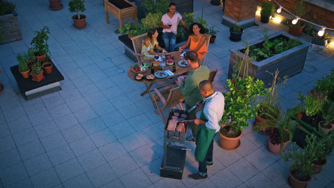 CS的朋友晚上在屋顶烧烤，男人一边烤着食物一边聊天视频下载