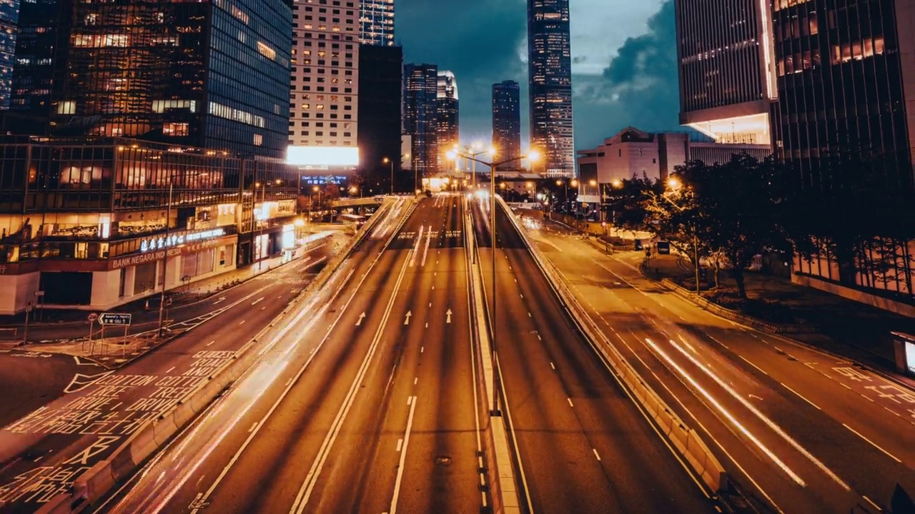 香港市景中，从现代大厦下的道路及隧道，由白天至黑夜的交通灯延时镜头视频素材