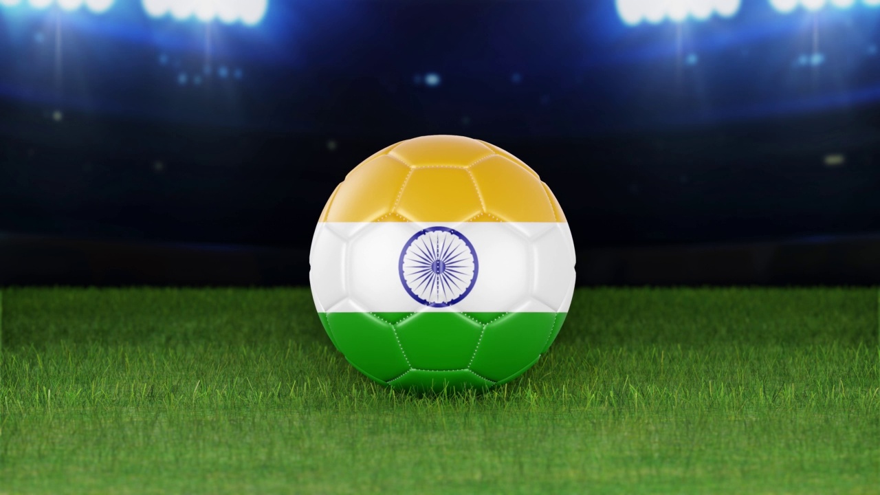 印度国旗足球，在灯光下跳入体育场。足球场和球，4K分辨率，循环库存视频视频下载