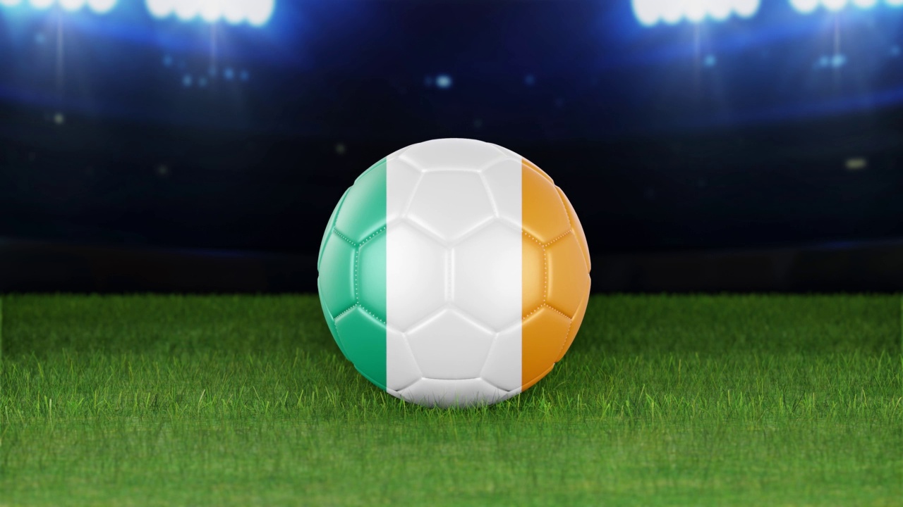 爱尔兰国旗足球，跳着灯光进入体育场。足球场和球，4K分辨率，循环库存视频视频下载