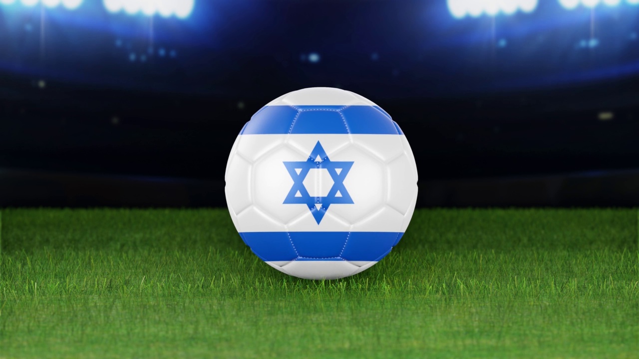 以色列国旗足球，在灯光下跳入体育场。足球场和球，4K分辨率，循环库存视频视频下载