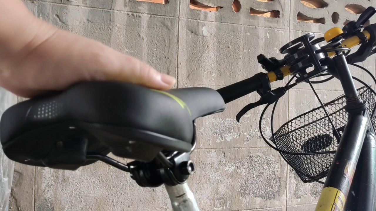 安装自行车鞍座视频素材