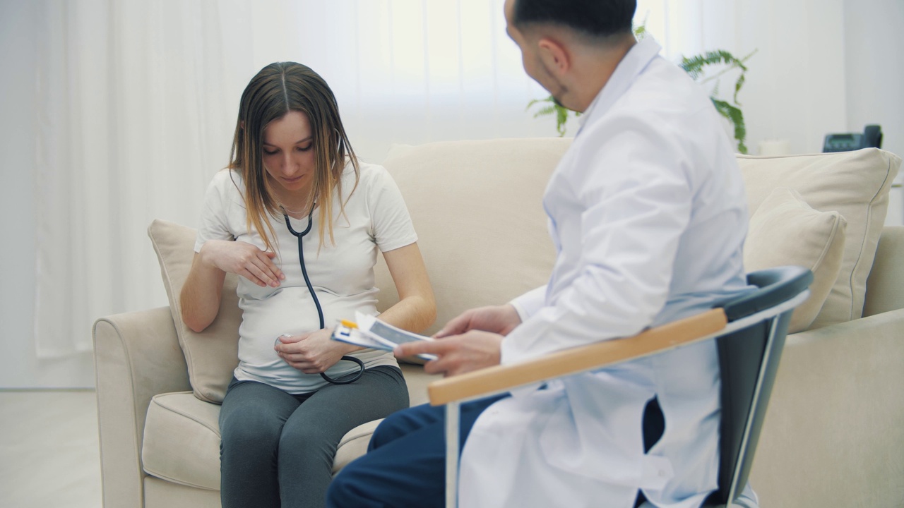 孕妇与医生交谈的4k慢动作视频。视频下载