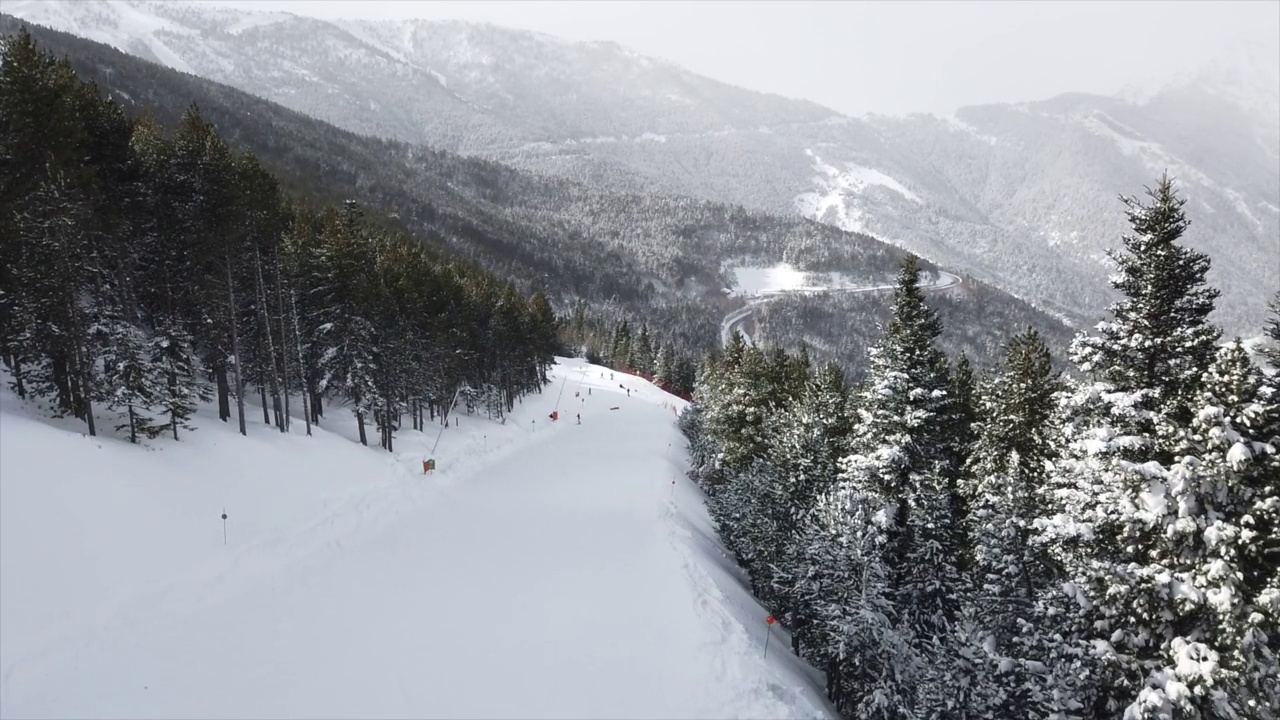 下雪时从缆车上看到的滑雪坡的景色视频下载