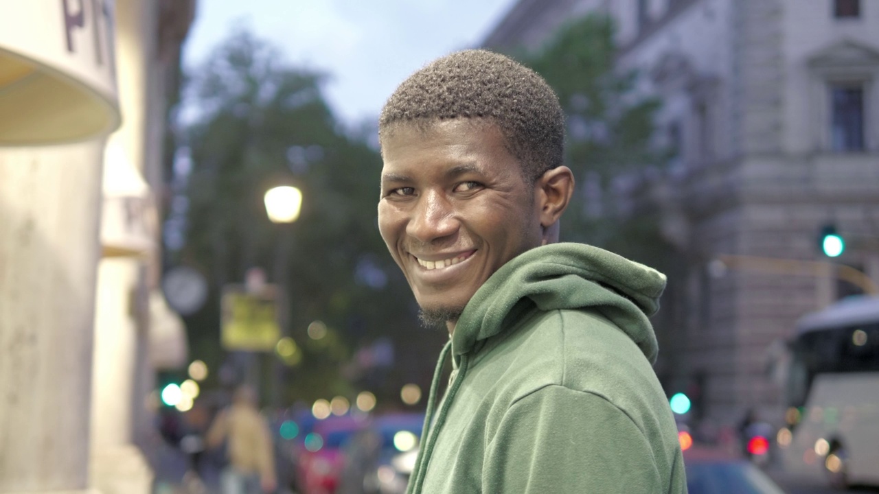 自信，青春:年轻的黑人对着镜头微笑视频下载