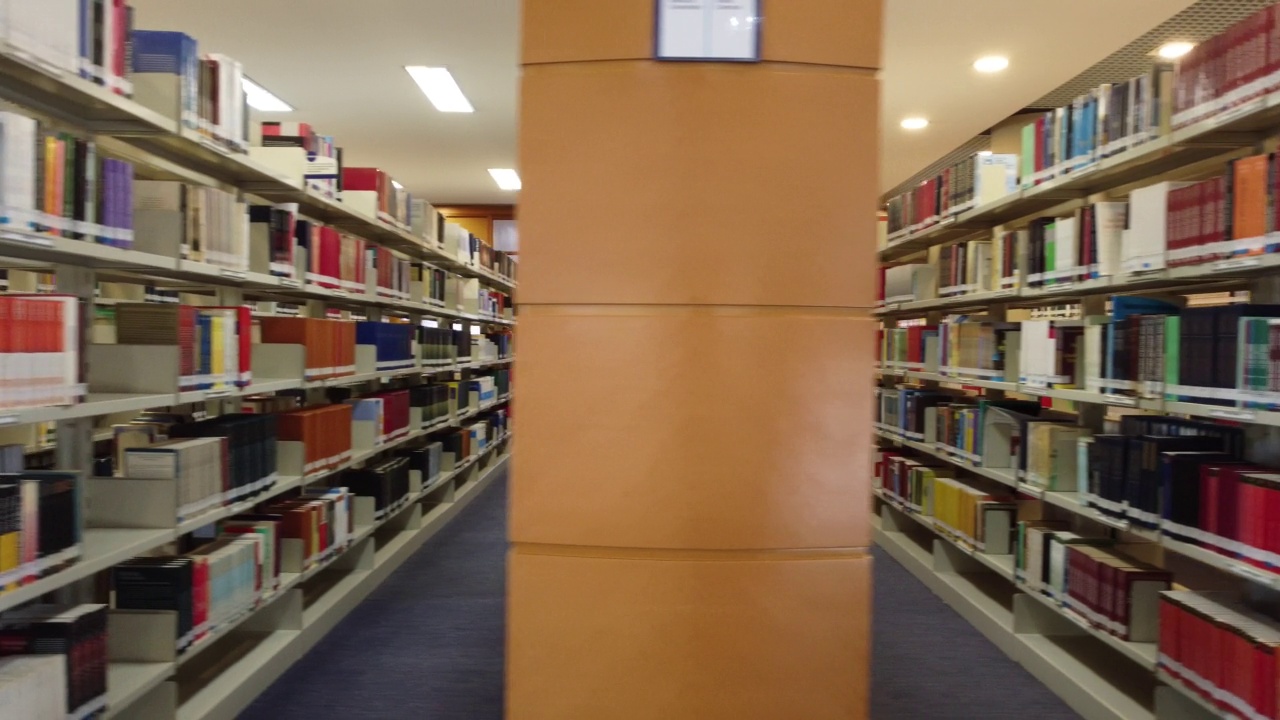 大学图书馆里的书架视频素材