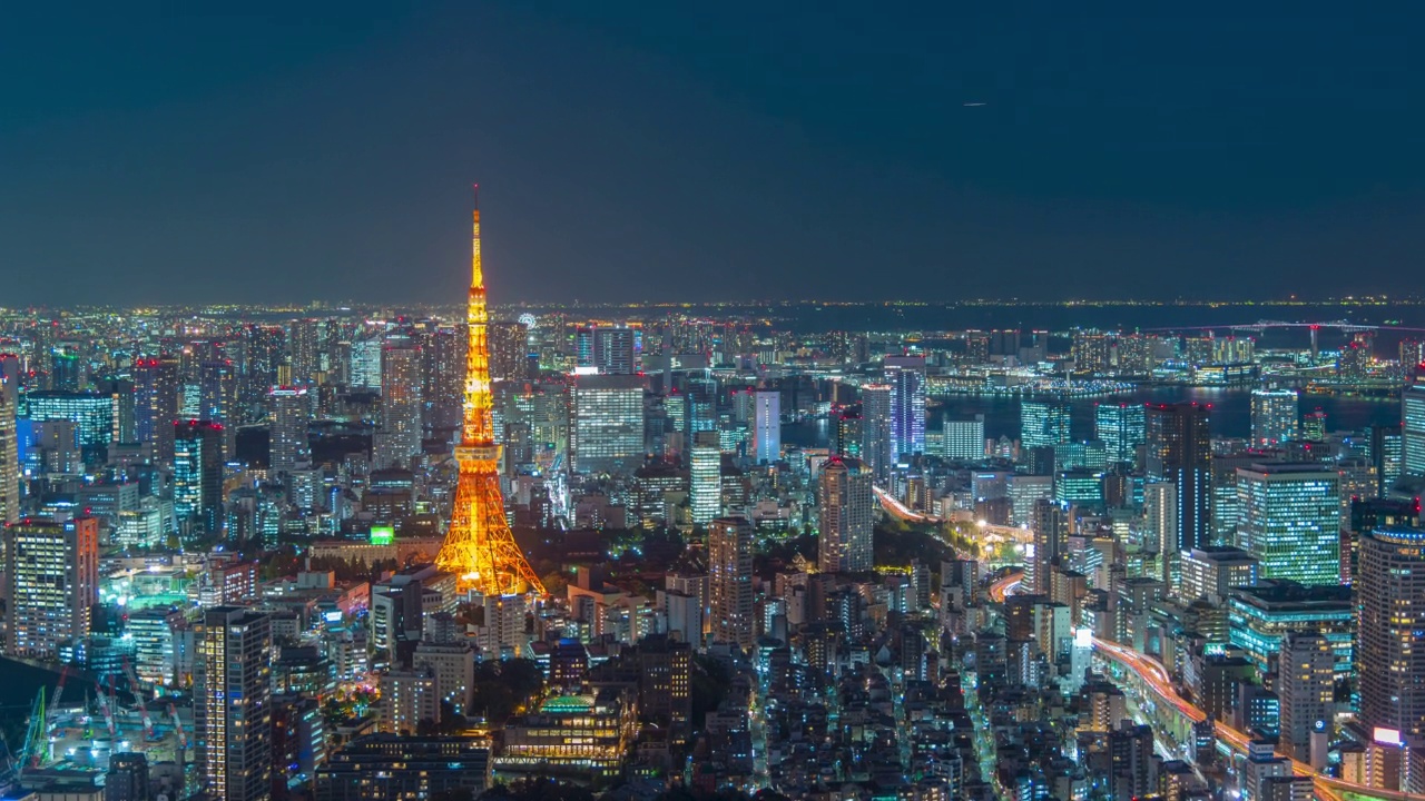 以著名地标东京塔为中心的东京城市天际线的时间延时高角视图平移。晚上的时间。视频素材