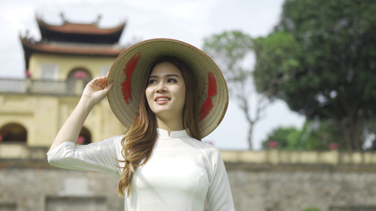 一名穿着传统服装的越南女子在唐龙帝国城堡遥望远方视频下载