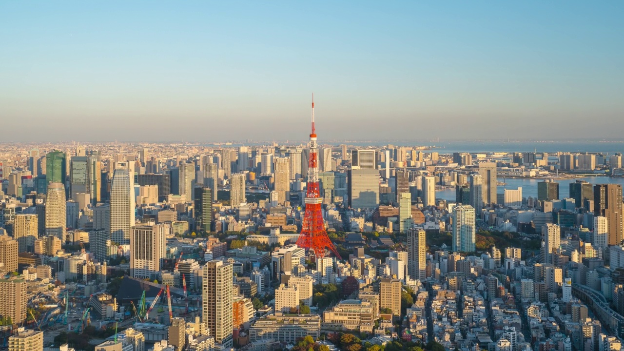 以著名地标东京塔为中心的东京城市天际线的时间延时高角视图。日落时间。视频素材