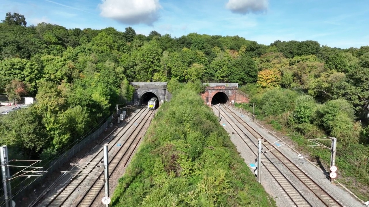 出隧道运送乘客的通勤列车视频下载