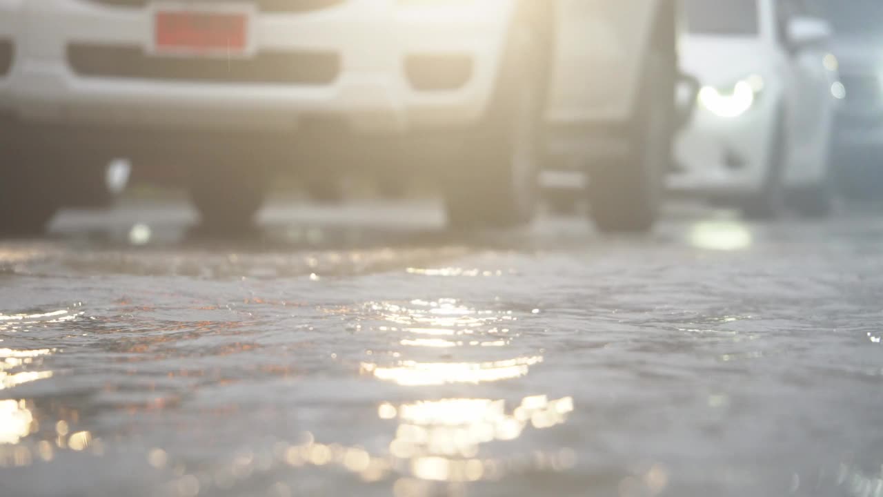 暴雨后行驶在被淹道路上的汽车。视频素材