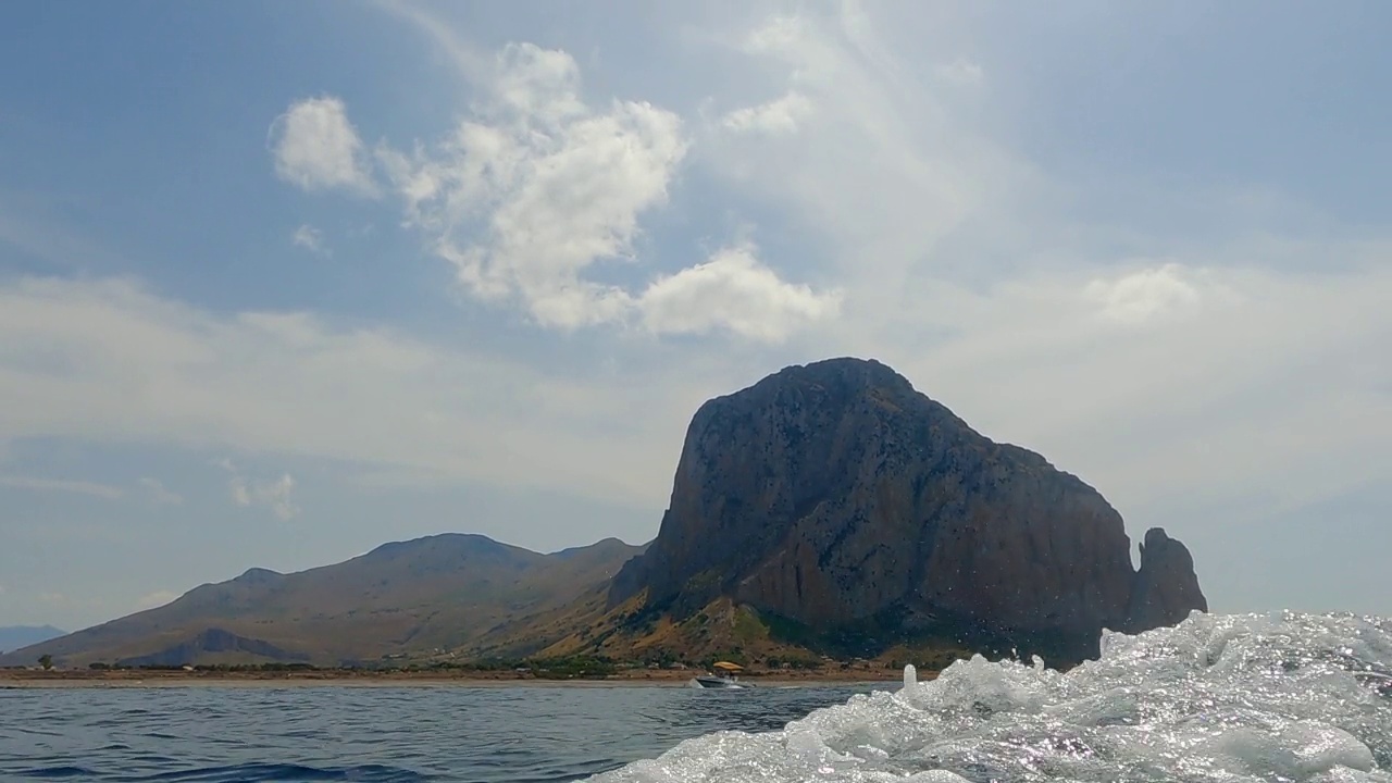 西西里岛的摩纳哥山靠近圣维多洛卡波，从意大利的航行船上看到视频素材