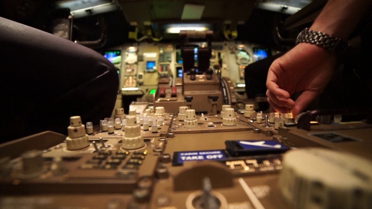 在一架空中客车喷气式飞机的驾驶舱里，两名飞行员在湍流中控制着仪表视频素材