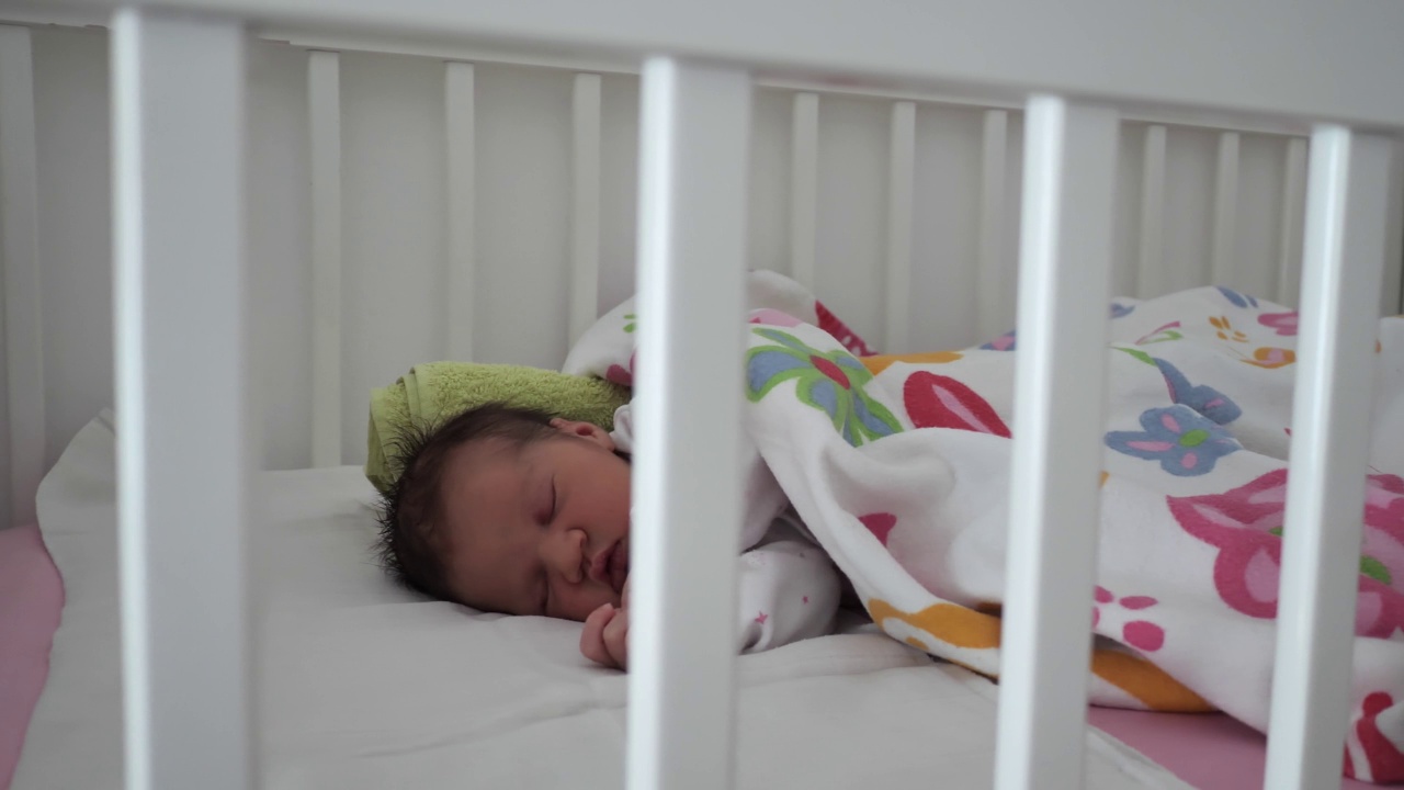 刚出生的女婴正在睡觉视频下载
