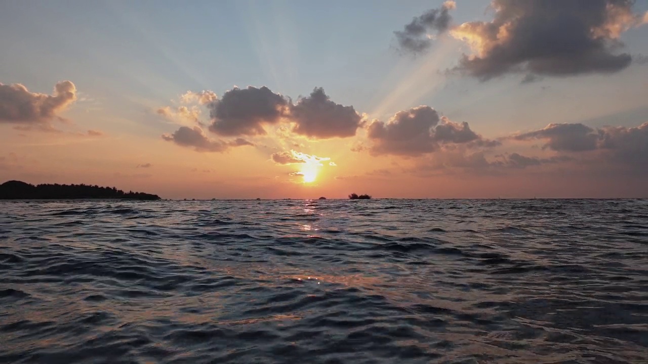 日落时海景的极低角度广角镜头。马尔代夫视频素材
