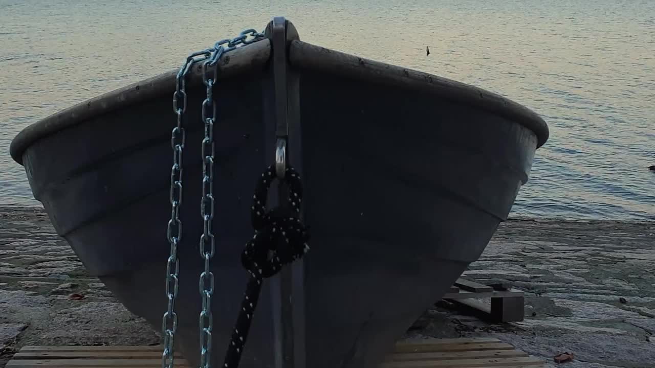 搁浅的渔船系着铁链，面向马乔雷湖和安格拉城堡，阿罗纳，意大利视频素材