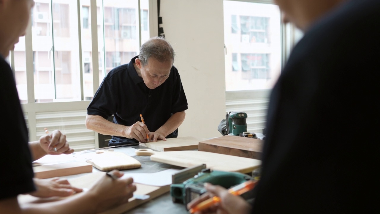 成人学习-中国高级男子参加基础木材制作工作坊视频素材