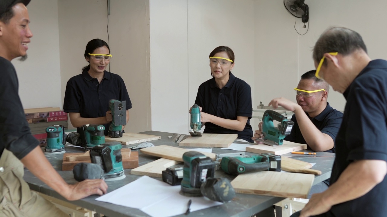 成人学习-成人学生参加基本的木材制作工作坊视频下载