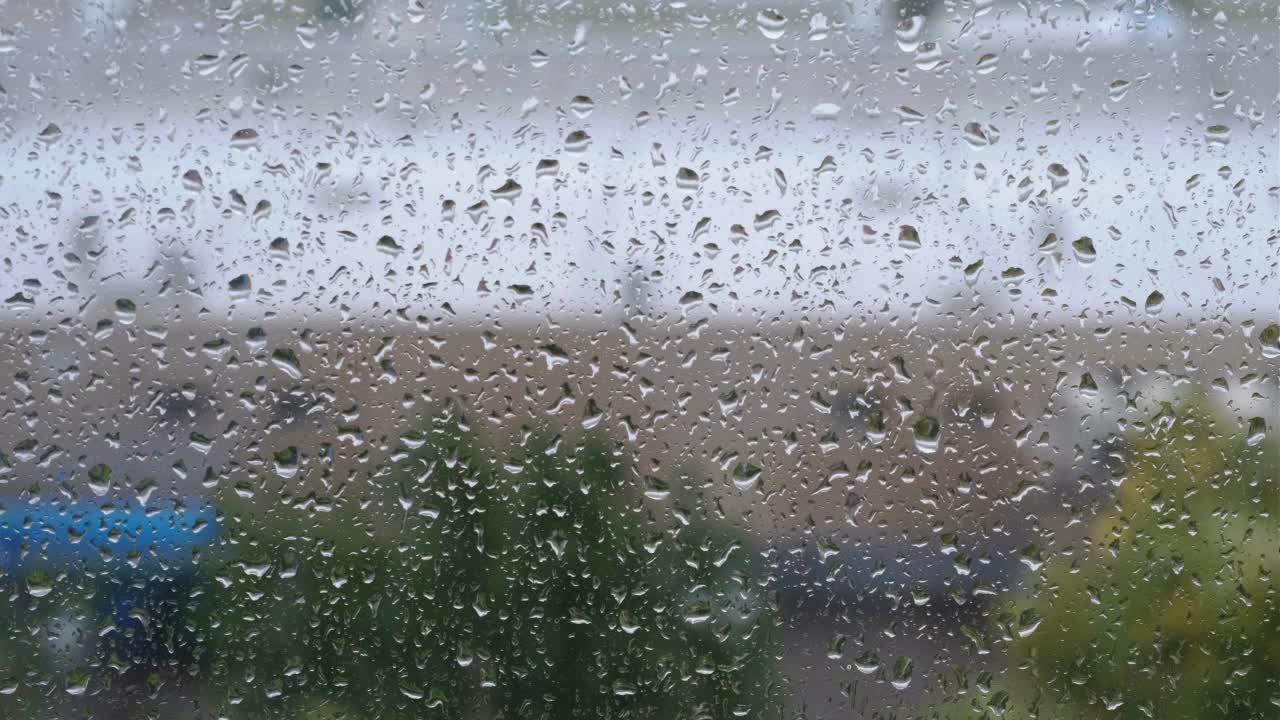 玻璃上有雨滴的视频屏保窗口视频素材