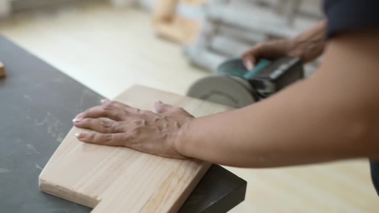 成人学习-用磨砂机的双手的特写视频下载