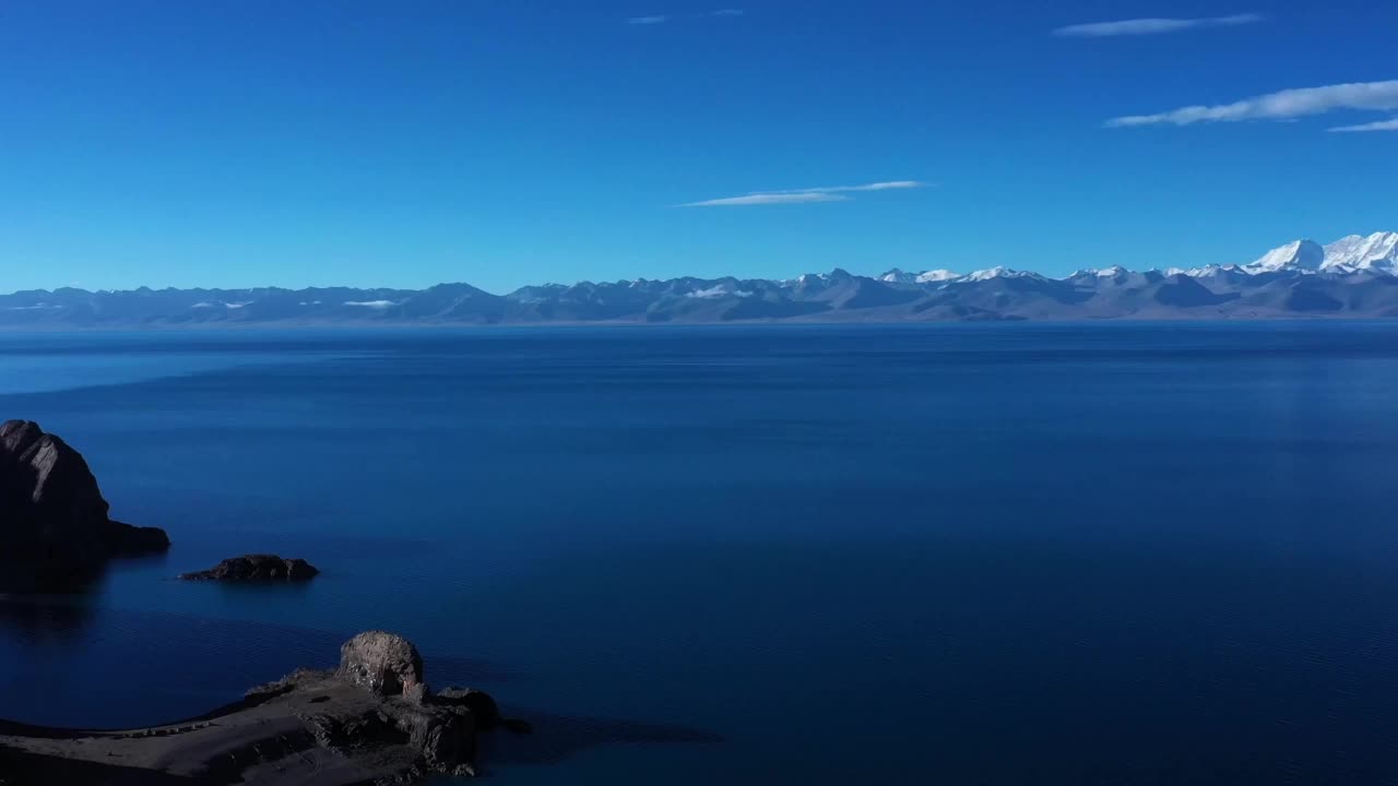 中国西藏的纳木错湖是一个蓝色的湖泊，也是一个著名的旅游景点。视频下载
