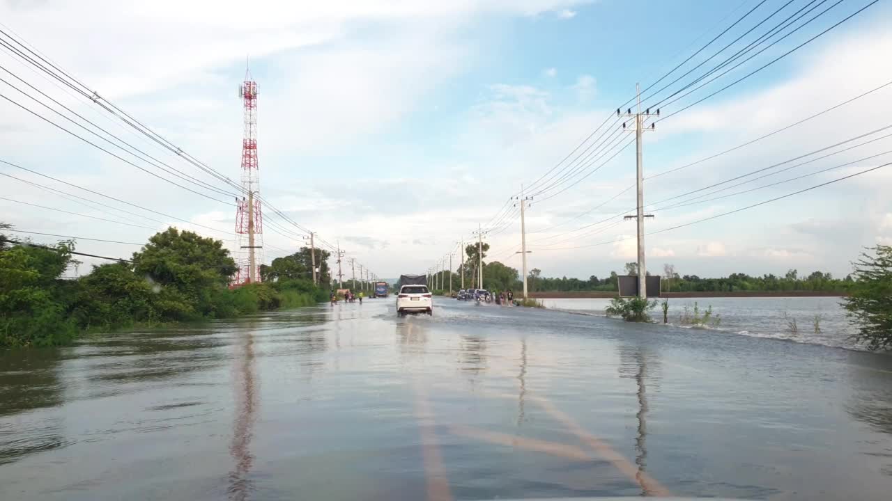 泰国洪灾期间，行驶在街道上的汽车被洪水淹没。视频素材