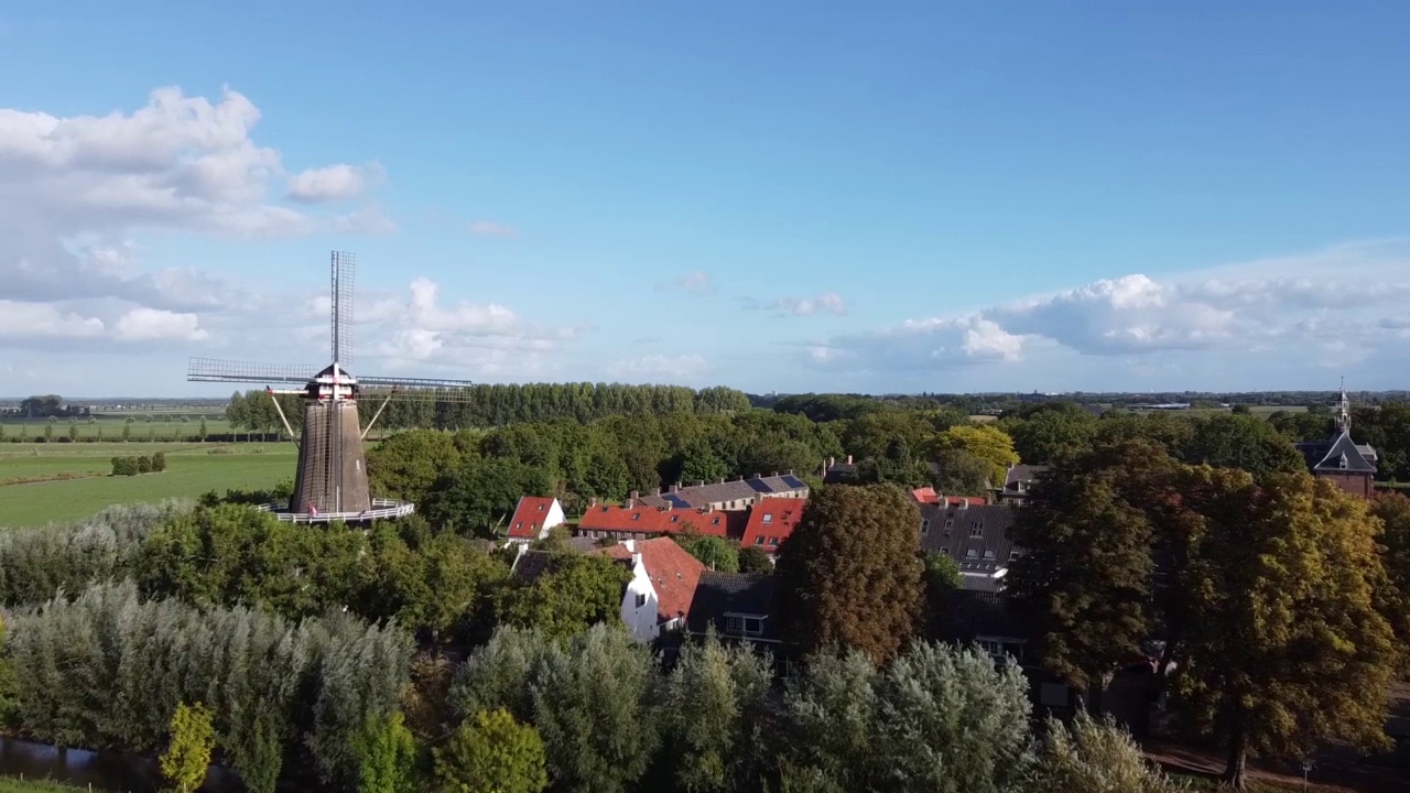 欧洲荷兰布伦市的传统风车，日落时分的下午。视频下载
