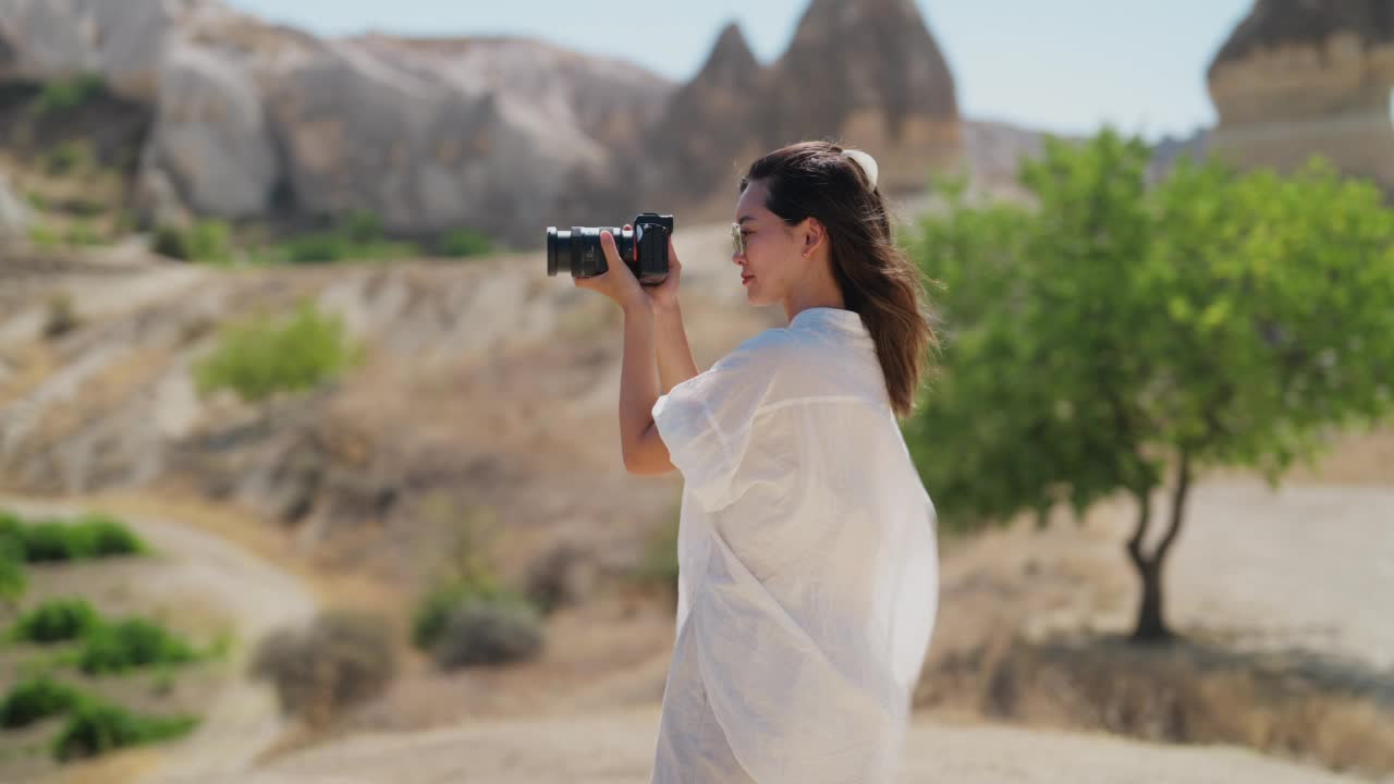 年轻女游客在卡帕多西亚拍摄自然照片和视频Türkiye视频购买