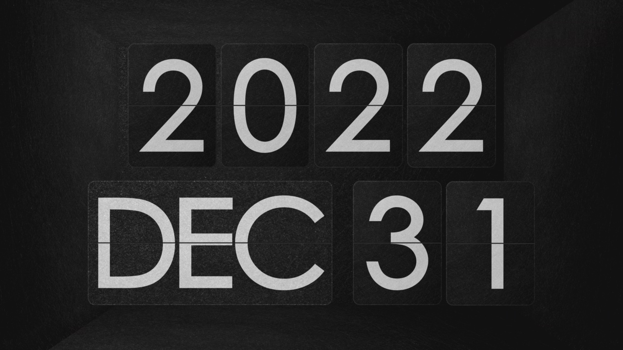 机械翻转时钟开关从2022年12月到2023年1月。在一个黑暗的盒子里。老式设备蒸汽朋克翻转日历。新年快乐! !视频素材