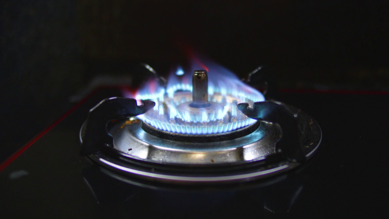 炉子上的蓝色火焰视频素材