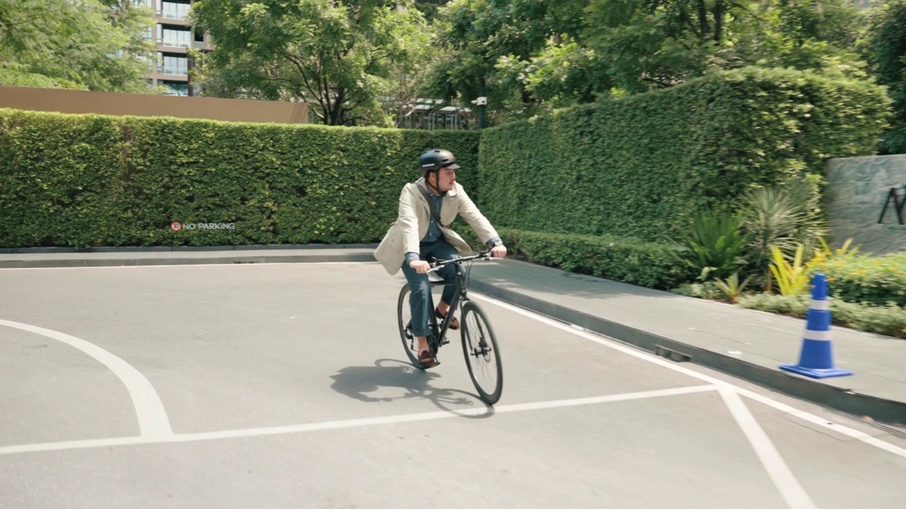 商人第一次骑自行车在城里上班。视频下载