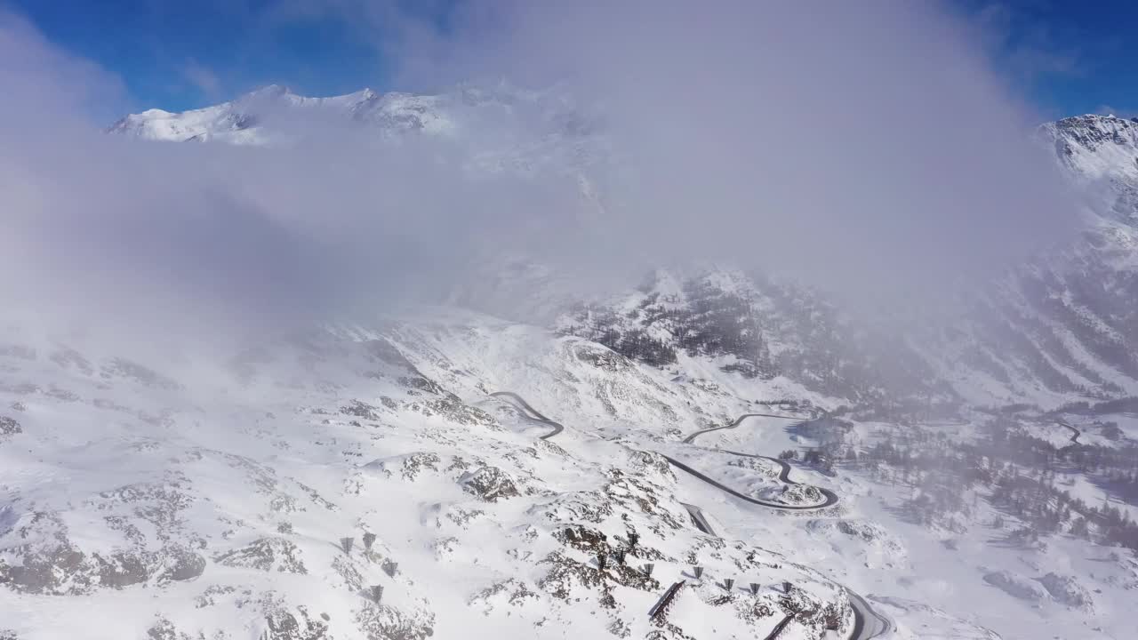 冬天的瑞士阿尔卑斯山的伯尼纳山口路。视频素材