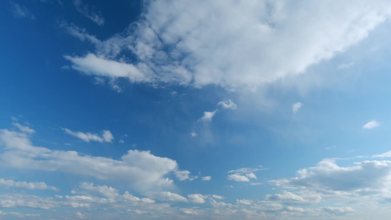 夏天蔚蓝的天空和蓬松的白云。白云飘过蓝天。间隔拍摄。视频下载