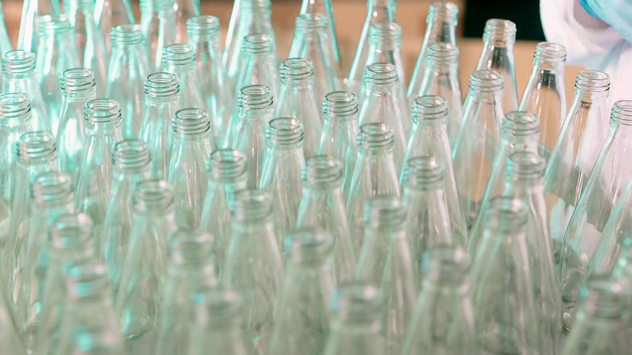 生产线中的空玻璃瓶。视频下载