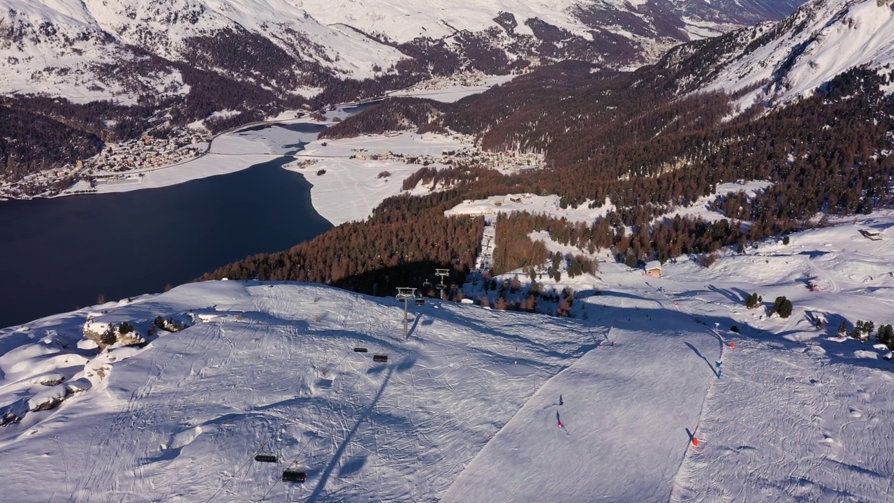 瑞士阿尔卑斯山西尔瓦普拉纳湖上的Corvatsch滑雪坡视频素材